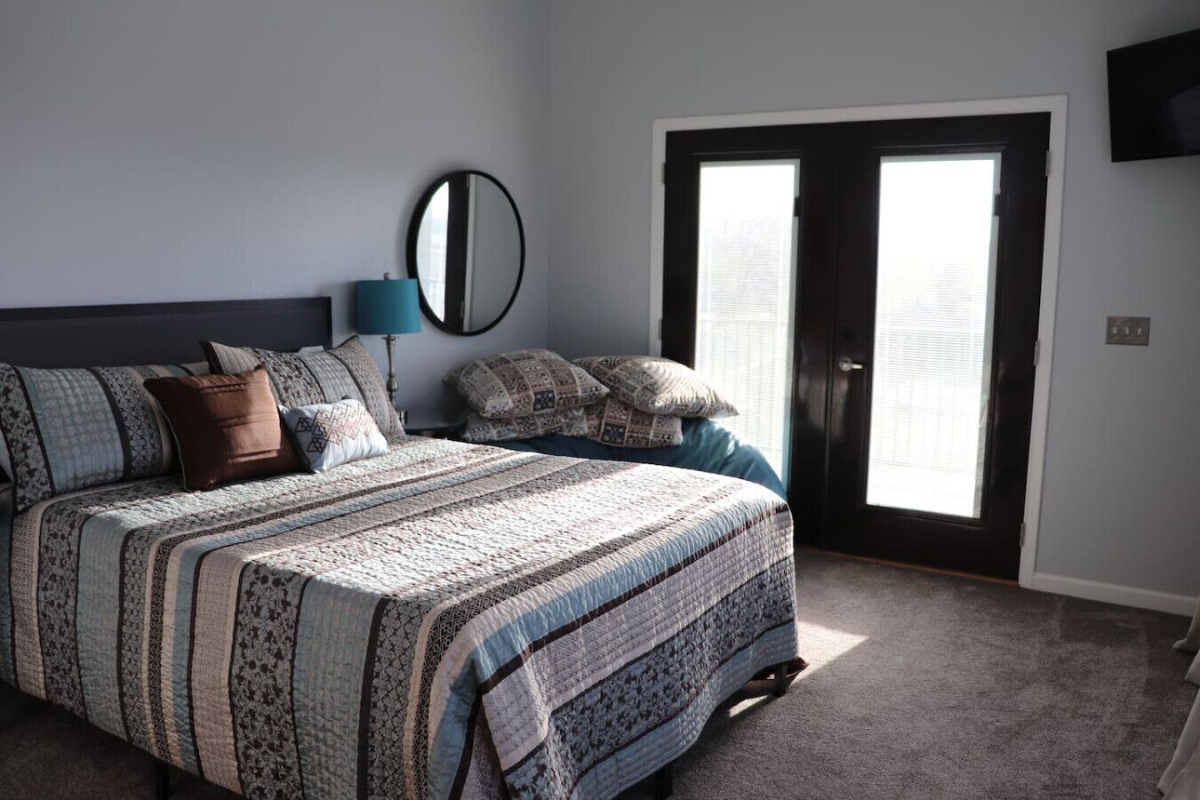 2 slaapkamers, een bureau, een strijkplank/strijkijzer, reisbedje