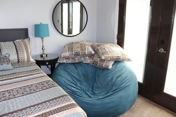 2 habitaciones, escritorio y tabla de planchar con plancha