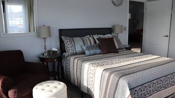 2 slaapkamers, een bureau, een strijkplank/strijkijzer, reisbedje