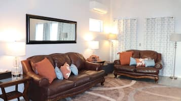 Smart-tv, een dvd-speler, boeken en een filmbibliotheek