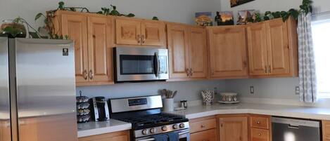 Een koelkast, een microgolfoven, een oven, een vaatwasser