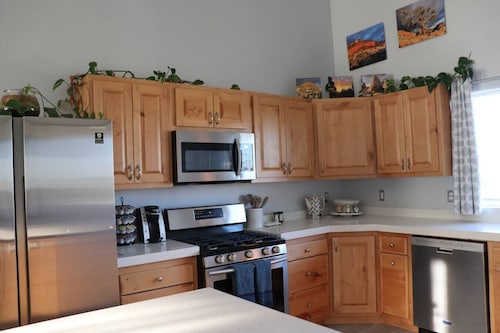 Juniper Heights 2/2+Hot Tub