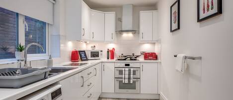 Refrigerador, microondas, horno y parrilla de estufa