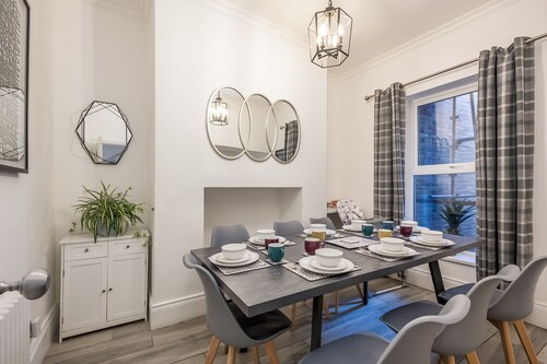 Super Central Victorian Townhouse, walk everywhere by StayByNumbers