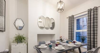 Super Central Victorian Townhouse, walk everywhere by StayByNumbers