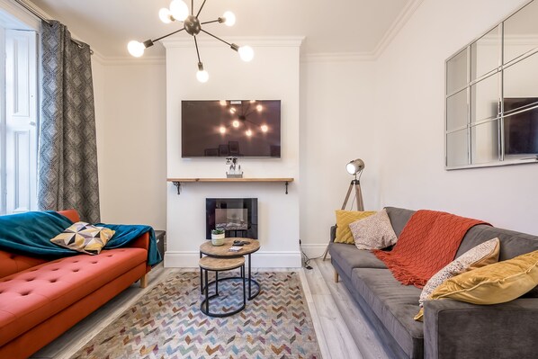 TV, fireplace
