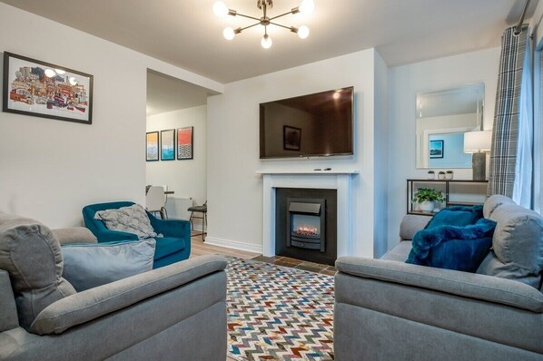 TV, fireplace