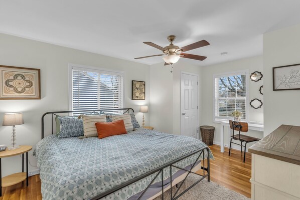 3 bedrooms, desk, iron/ironing board, travel crib