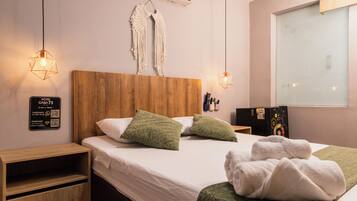 Superior-dobbeltværelse | Pengeskab på værelset, skrivebord, arbejdsområde til bærbare computere