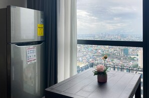 Basic Studio, City View | In-room dining