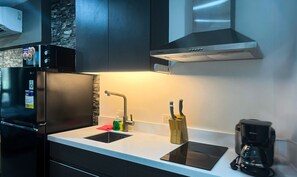 Estudi bàsic, vistes a la ciutat | Cuina privada | Frigorífic gran, microones, forn i bullidora elèctrica