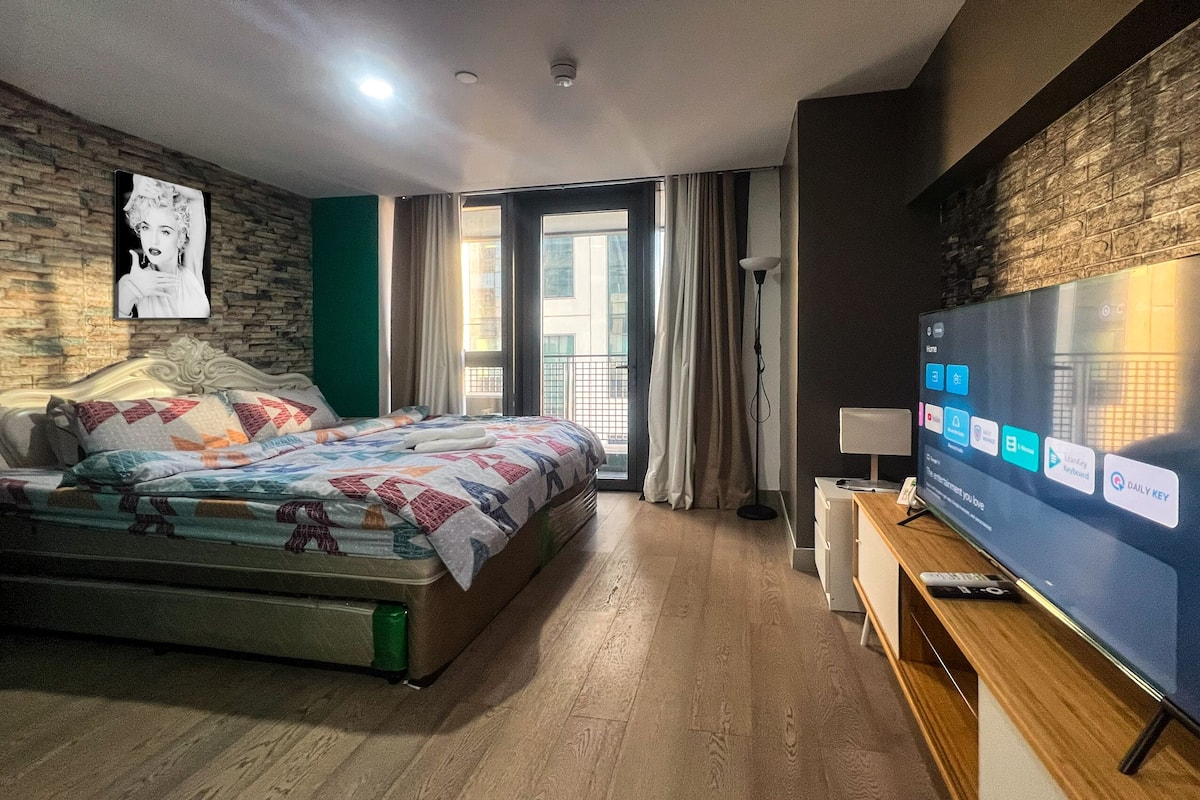Estudio básico, vista a la ciudad | 1 habitación, caja de seguridad en la habitación y cortinas blackout