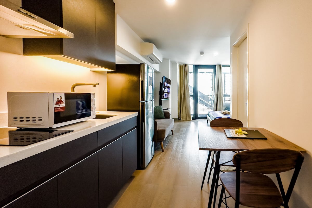 Estudio básico, vista a la ciudad | 1 habitación, caja de seguridad en la habitación y cortinas blackout