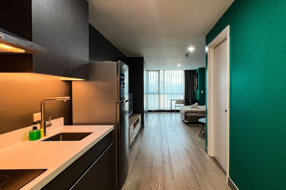 Estudio básico, vista a la ciudad | 1 habitación, caja de seguridad en la habitación y cortinas blackout