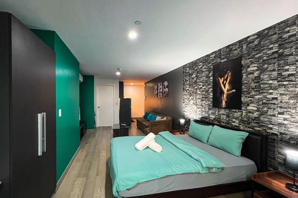 Estudio básico, vista a la ciudad | 1 habitación, caja de seguridad en la habitación y cortinas blackout