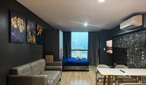 Estudio básico, vistas a la ciudad | Zona de estar | Una televisión de pantalla plana