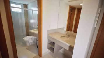 Chuveiro, toalhas de banho, sabonete, papel higiênico