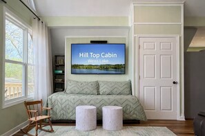 3 soverom, skrivebord, strykejern/-brett og reiseseng for barn