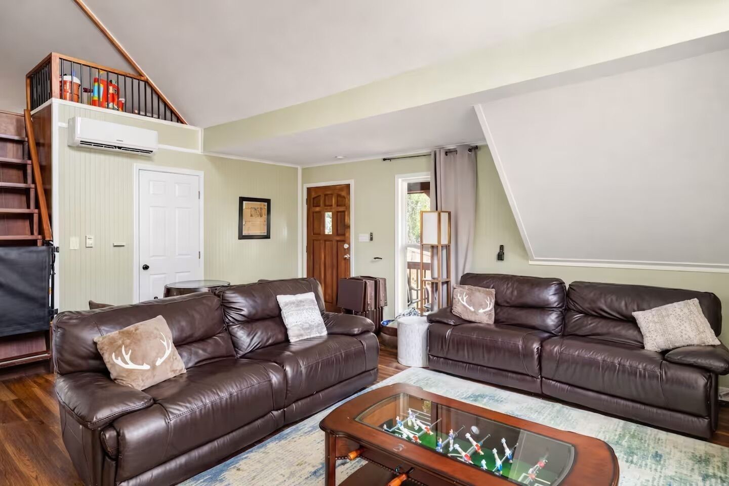 Smart TV, videogames, pebolim, livros