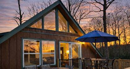 Family A-Frame: Fully-Fenced, Hot Tub, Fire Pit