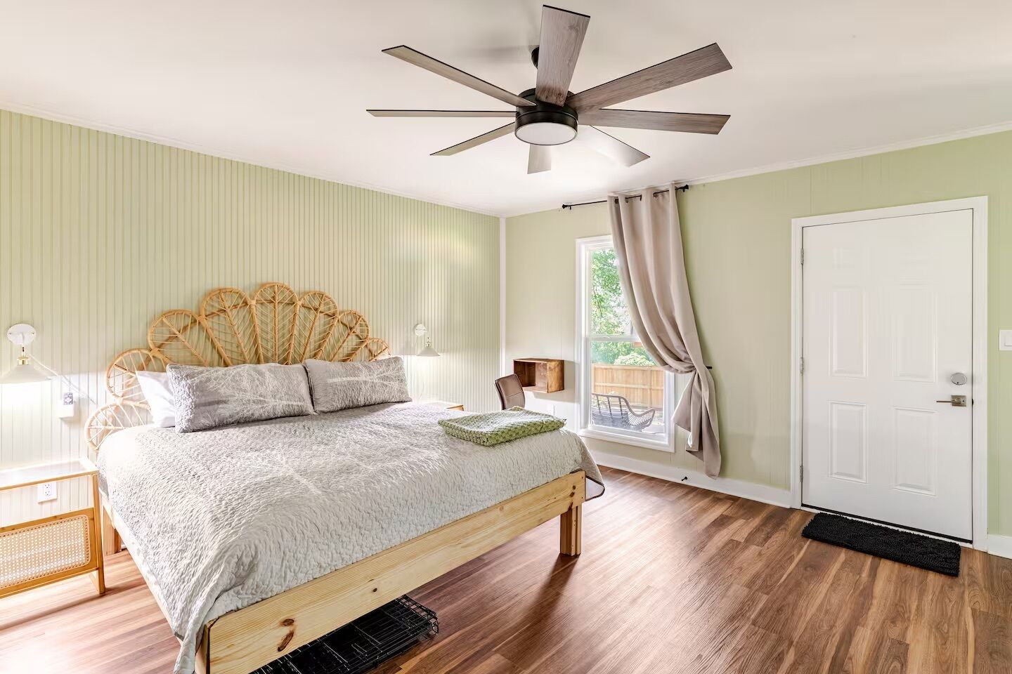 3 quartos, escrivaninha, ferros/tábuas de passar roupa, berço de viagem