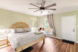 3 bedrooms, desk, iron/ironing board, travel cot