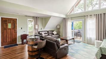 Smart-TV, Videospiele, Tischfußball, Bücher