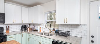 3-bedroom house only minutes from downtown Greenville and Furman. Pet Friendly!