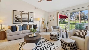 Living area - The Caddie Shack 3BD Beauty in Desert Falls (Palm Desert)