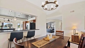 Dining - The Caddie Shack 3BD Beauty in Desert Falls (Palm Desert)