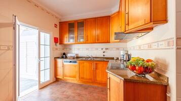 Frigorífic, microones, forn i placa de cuina