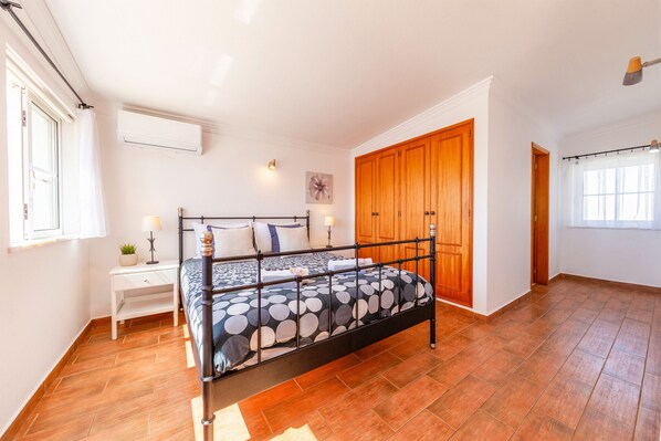 3 dormitorios, tabla de planchar con plancha, wifi gratis y ropa de cama