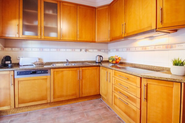 Kühlschrank, Mikrowelle, Ofen, Geschirrspüler
