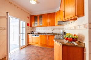 Frigorífico, microondas, horno y lavavajillas