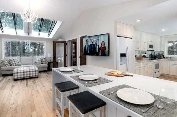 Kylskåp, mikrovågsugn, ugn och spishäll