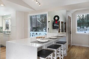 Kylskåp, mikrovågsugn, ugn och spishäll