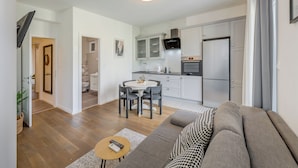 A modern apartment with a living room, kitchen, and bathroom. - Finn Luxury Rooms (Split)