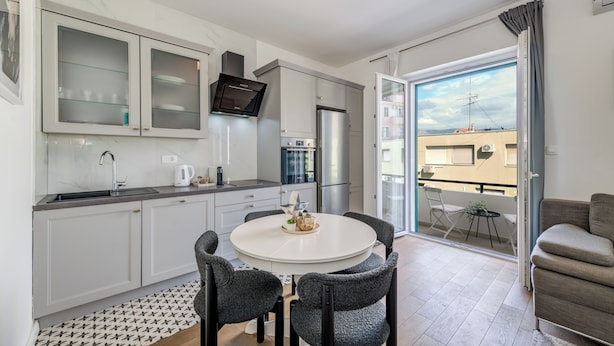 A modern kitchen with a dining area, a built-in oven, and a refrigerator. - Finn Luxury Rooms (Split)