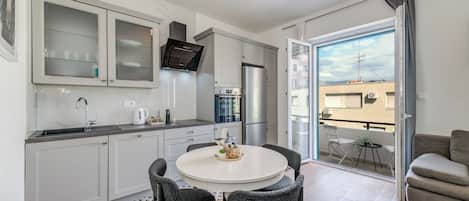 Appartement Deluxe, balcon | 1 chambre, coffres-forts dans les chambres, bureau, rideaux occultants