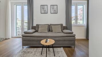 LÀgenhet Deluxe - balkong | VÀrdeförvaringsskÄp pÄ rummet, skrivbord och mörklÀggningsgardiner