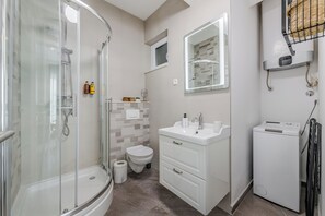 Deluxe Apartment, Balcony | Bathroom | Shower, free toiletries, hair dryer, towels - Finn Luxury Rooms (Split)