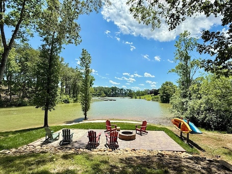 Property grounds. TN Mountain/Lake Cottage, Lakefront, Hot Tub, Firepit, Kayaks, Fishing, Relaxing