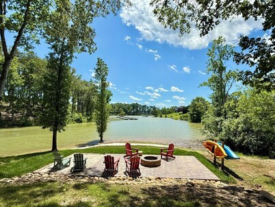 TN Mountain/Lake Cottage, Lakefront, Hot Tub, Firepit, Kayaks, Fishing, Relaxing