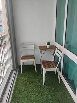 Balcony - Beach Front 1-bedroom apartment in Isla Verde Beach with Free Parking, WiFi, Gym (Isla Verde)