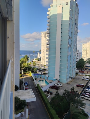 Property grounds - Beach Front 1-bedroom apartment in Isla Verde Beach with WiFi, AC, Game Room (Isla Verde)