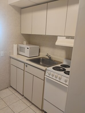 Fridge, microwave, stovetop, cookware/dishes/utensils - Beach Front 1-bedroom apartment in Isla Verde Beach with WiFi, AC, Game Room (Isla Verde)