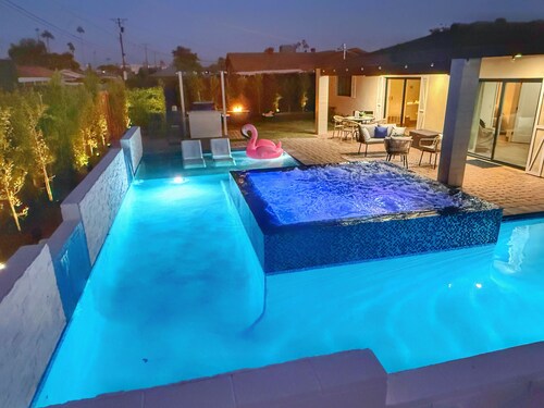 Close to Old Town! Heated Pool + HUGE hot tub. Chic & Cozy Scottsdale home! 
