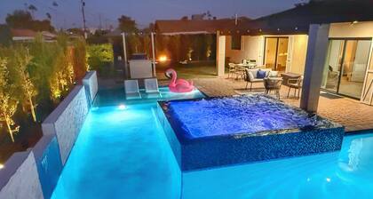 Close to Old Town! Heated Pool + HUGE hot tub. Chic & Cozy Scottsdale home!