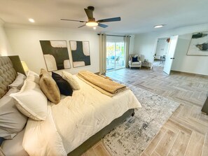 3 habitaciones, tabla de planchar con plancha y cuna de viaje 