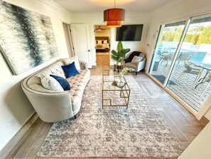 Smart TV, fireplace